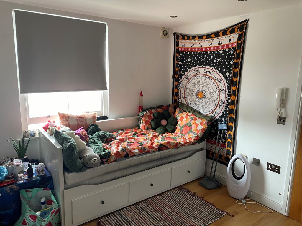 Lot: 139 - FIVE STUDIO FLATS PRODUCING APPROX. £52,000 PER ANNUM JUST OFF BRIGHTON SEAFRONT - Studio room with window of flat 6